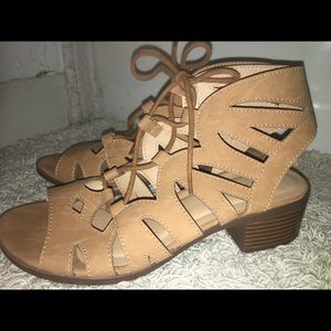Cityclassified brown/taupe healed sandals
